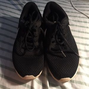 Women’s 7.5 Nike Roshe